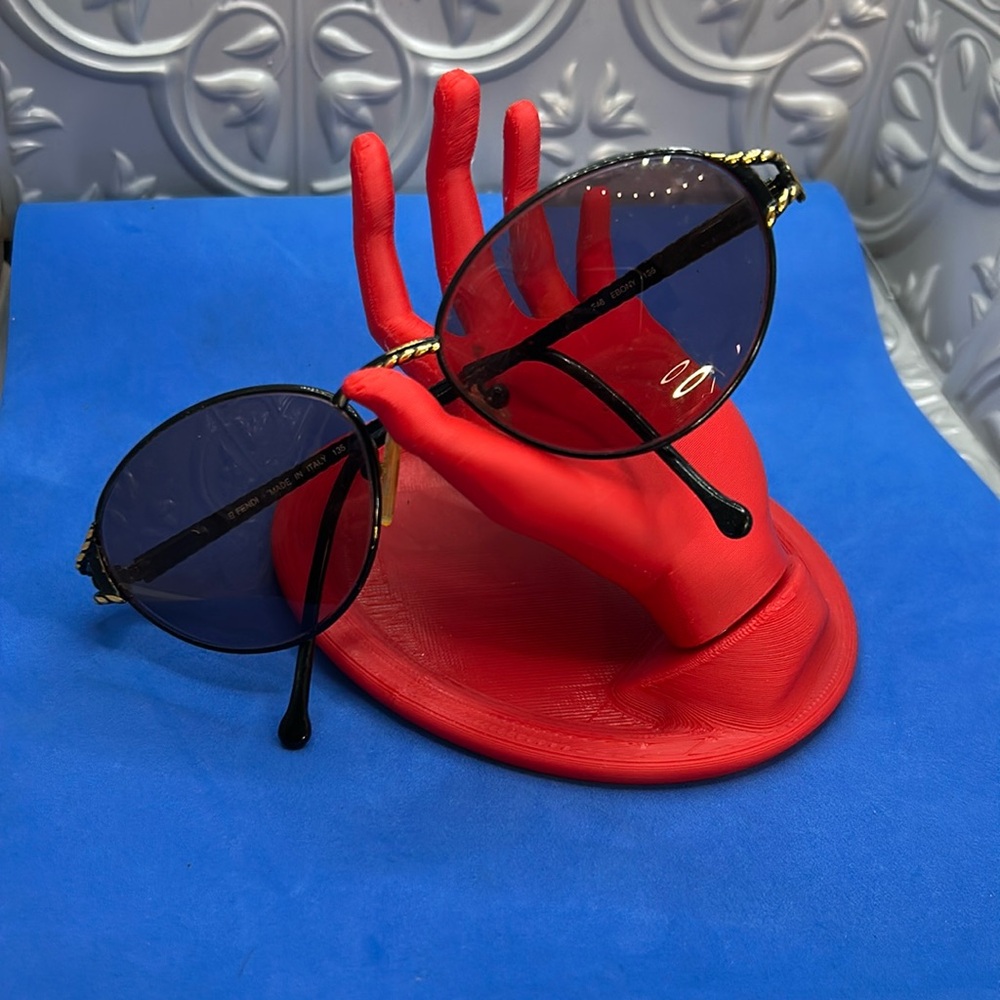 Fantastic‎ Fendi Sunglasses lenses need to be replaced preowned